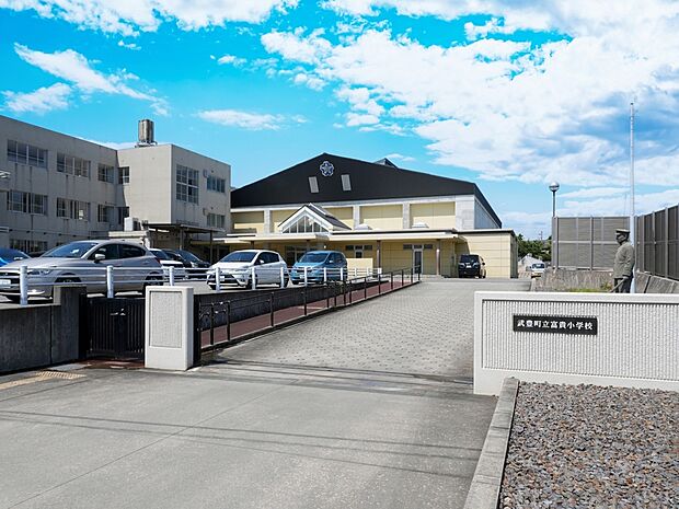 武豊町立富貴小学校（約1m）