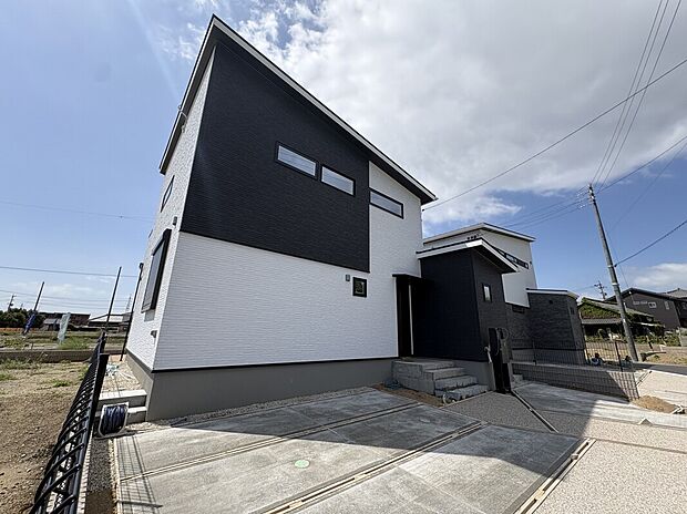 【B2号棟　外観】「高耐候仕様」の家。塗り直しなど、従来10年サイクルで訪れる大規模なメンテンナンスが30年間不要。10年後・20年後の手間と費用を省けます。