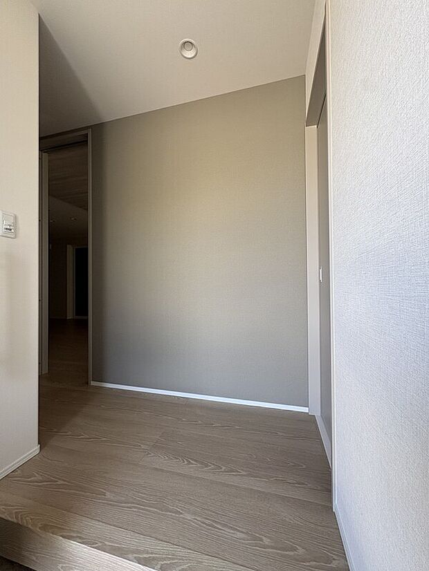 【B2号棟　玄関】大型のシューズクロークを設けた玄関。