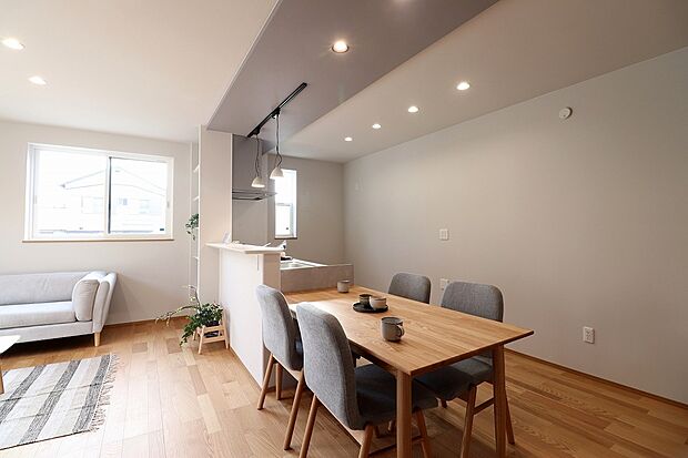 ダイニングとキッチンが横並びになっている間取りです。まとまりのあるデザイン性と機能的な動線で、キッチン家事が「楽」になると人気の横並びダイニング。
