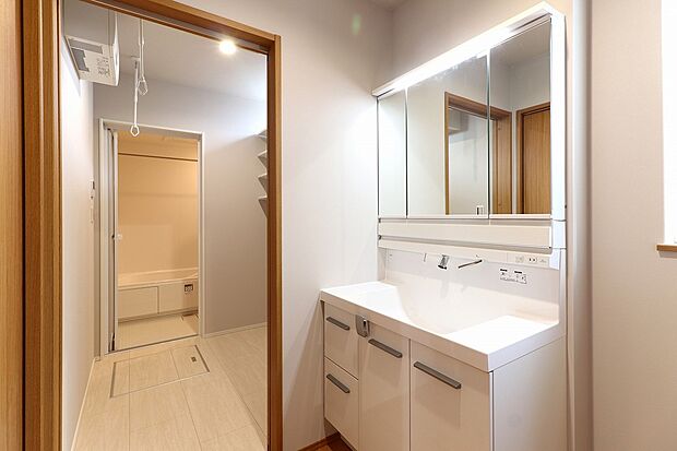 洗面台は脱衣所から独立して、廊下に位置しています。家族が脱衣所を使用中でも、洗面台を使用できて便利です。