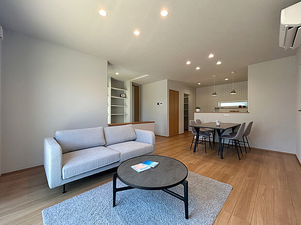 直線型に配置されたLDKは、視界が奥まで広がり、実際の面積以上にゆとりを感じられる空間設計。家族が自然と集まりたくなる、開放的で心地よいリビングです。