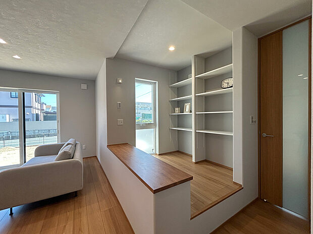 リビングの一角に設けたヌックは、読書やお昼寝、子どもの遊び場にもなる小さな居場所。家族が思い思いに過ごせる心地よい空間です。