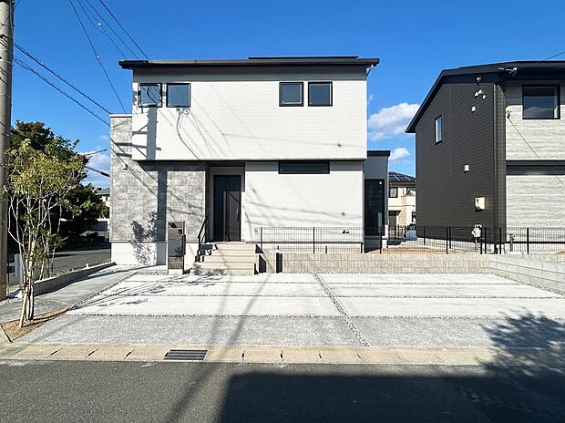 陽当たりの良さと開放感に加え、4台駐車可能な広々とした駐車スペースを確保。お庭付きで、お子さまの遊び場やガーデニング、BBQも楽しめます。家族みんなが心地よく過ごせる、暮らしやすさに満ちた住まいです。