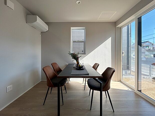 キッチンのすぐ隣に配置されたダイニングは、食事の準備や後片づけがスムーズにできる家事効率のよい動線。
リビングとはほどよく距離があり、食事に集中できる落ち着いた空間。