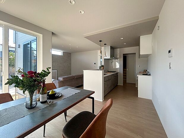 忙しい日常を忘れ、ホッと一息つける癒やしの空間。休日は、この明るいリビングでゆったりとした時間をお過ごしください。