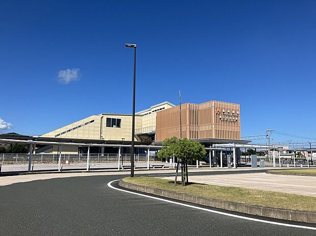 JR「新所原」駅まで徒歩7分。