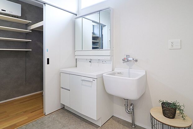 【■No.1/パントリー】キッチンを囲む回遊動線が、家事を軽やかに。細部の意匠が響き合い、日々に豊かな余韻を運ぶ住まいです。