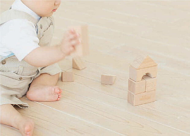 【■ガス温水式床暖房】足元からそっと暖めてくれます。エアコンのような風が出ないので埃も舞わず、小さいお子様やアレルギー体質の方にもオススメです。(参考写真)