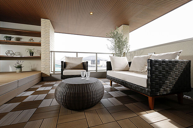 【【大府展示場】 】スキップリビングからつながる2階バルコニーをアウトドアリビングに。周りの視線をきにすることなく、家族や友人とここちよい時間を過ごすことができます。