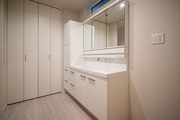 【■No.1／洗面所】洗面所にたっぷり収納を完備。家庭の動線を効率化させてくれます。
