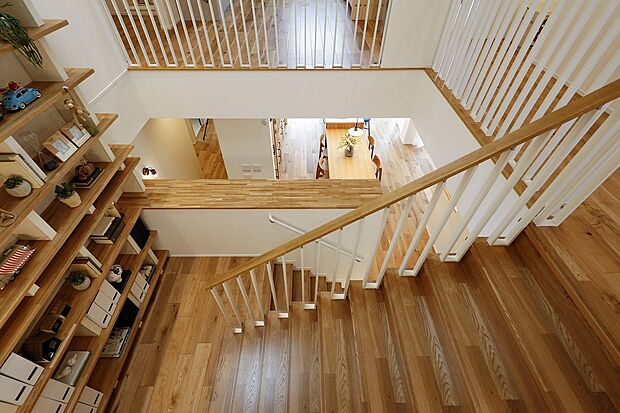 【【春日井展示場】】壁一面のラックがインパクト大。