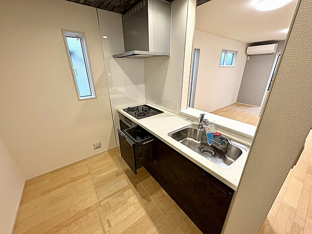 5号棟 キッチン 対面キッチンになっているためお子様の様子を見守りながら家事をする事ができます!