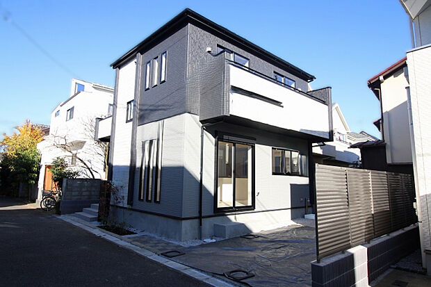 外観(2025年12月撮影) 不在時でも荷物を受け取れる、うれしい宅配ボックス付きです。