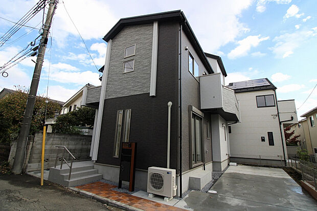 外観写真（2025年11月撮影）　不在時でも荷物を受け取れる、便利な宅配ボックス付き。再配達の手間を省きます。