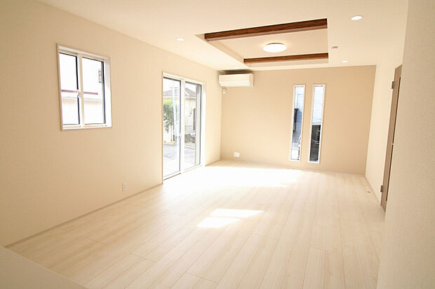 1号棟　リビングダイニング（2025年11月撮影）　温水式床暖房を完備しており、寒い冬でも暖かく過ごすことができます◎