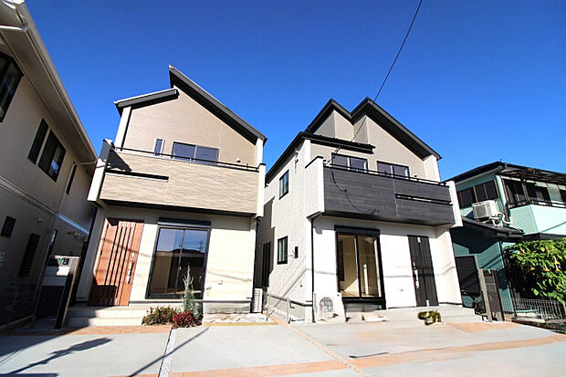 外観写真（2025年11月撮影）　2台（車種による）並列駐車可能で毎日の車の出し入れもスムーズです！