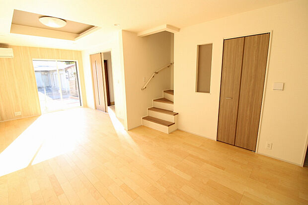 1号棟リビングダイニング（2025年11月撮影）　1号棟はリビングダイニングの収納スペースに加え、パントリーも完備。たっぷり収納できるためお部屋がスッキリ片付きます！