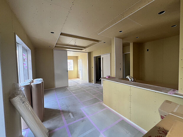 リビングダイニング（2025年12月撮影）　折り上げ天井で空間に開放感をプラス。和室は客間やくつろぎスペースなど、ライフスタイルに合わせて自由に活用できます。