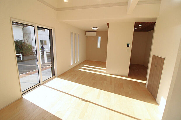 リビングダイニング（2025年12月撮影）　南側にたっぷり設けた窓から、やわらかな陽光がリビングダイニングを満たします。