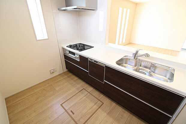 【2号棟 キッチン(2025年11月撮影)】キッチンにすっきり収まるビルトイン食洗機を標準装備。食後の片付けを時短できます。