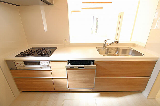 【1号棟　キッチン（2025年11月撮影）】毎日の家事がぐっとラクになるビルトイン食洗機を標準装備しております。