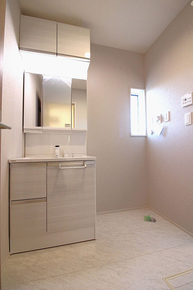 【洗面室(2025年12月撮影)】三面鏡収納&吊り戸棚でたっぷり収納。キッチンと洗面室・浴室が近くにあるので、移動距離が短く毎日の家事が効率的にこなせます。