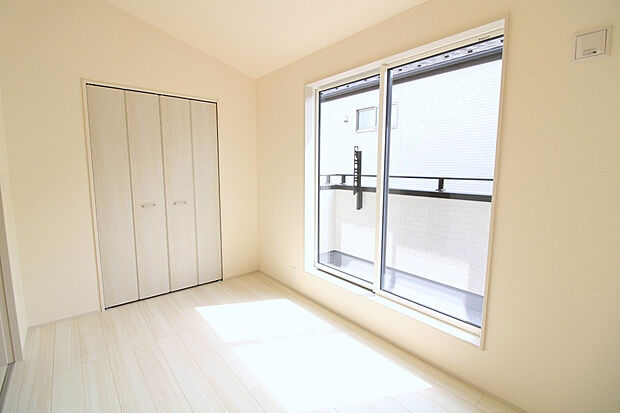 【5.0帖洋室(2026年3月撮影)】勾配天井により、空間にゆとりを感じられる洋室です。衣類や荷物をたっぷり収納できる広々としたクローゼットを完備。