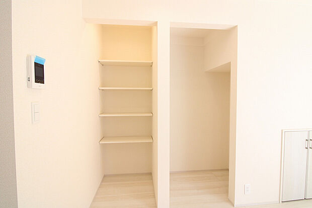 【リビングダイニング(2026年3月撮影)】リビングダイニングにはパントリーと可動式棚があり、備蓄品などをまとめてすっきりと収納できる、使い勝手の良い空間です。