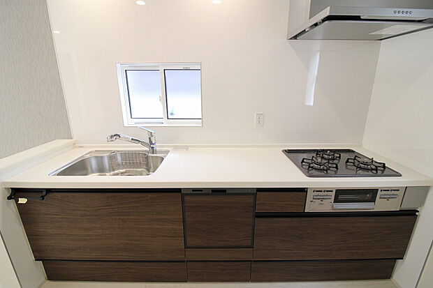 【キッチン(2026年3月撮影)】ビルトイン食洗機や浄水器など、毎日の家事をラクにする嬉しい設備が充実しています。