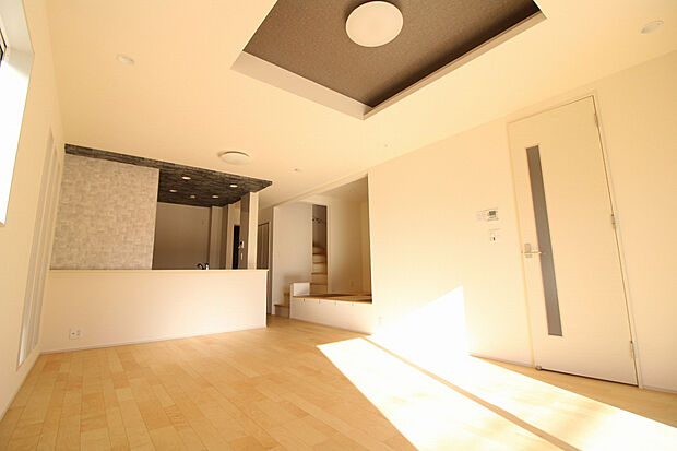 【2号棟リビングダイニング（2025年11月撮影）】キッチン・洗面室・浴室を近くに配置し、家事動線を最短化。毎日の家事を効率よく進められます♪