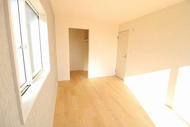 【2号棟7.5帖洋室（2025年11月撮影）】キャリケース等、かさばる物もスッキリ収納できるウォークインクローゼット。室内物干もあり雨の日や花粉の季節も安心です◎