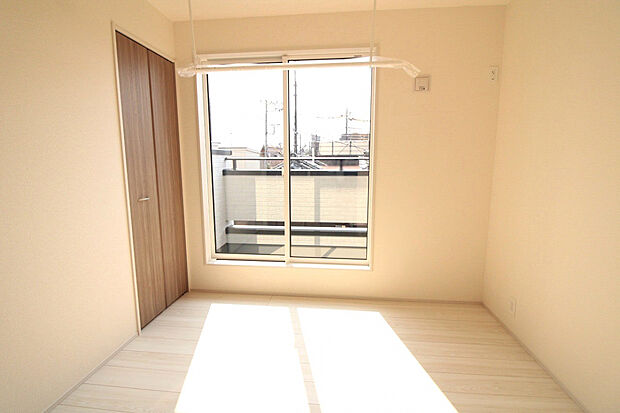 【4.12帖洋室(2026年3月撮影)】室内物干竿があるため、雨や花粉などの季節も洗濯をする事ができます。