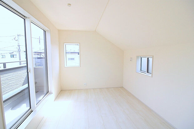 【1号棟 6.0帖洋室(2F)(2026年6月撮影)】勾配天井で、より広く感じられる心地よい空間です。