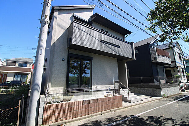 【現地外観写真(2026年9月撮影)】多摩川を望む開放的な眺望を、ぜひ現地でご体感ください