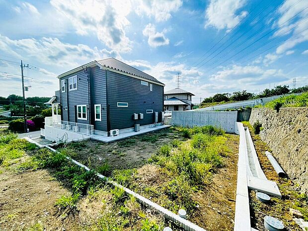 【1号棟】
きちんと整えられた地盤と擁壁が、安心感のある建築基盤を支えます。