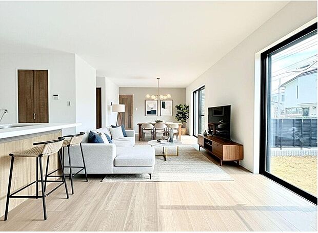 陽光降り注ぐ開放的なリビング・ダイニングは、家族の笑顔が集まる広々空間。対面カウンター越しに会話も弾み、庭を眺めながら心地よい団らんのひとときをお過ごしください。※家具等CG加工があります。