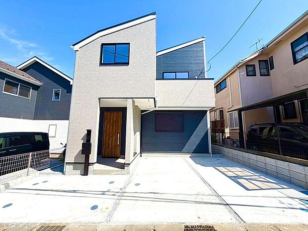 青空に映える、洗練されたデザインの住まいが完成しました。広々とした駐車スペースは、来客時にも便利で、家族のカーライフをサポートします。