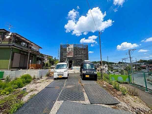 青空が広がる高ヶ坂の地に、家族の夢を育む新居が建設中。ゆとりの駐車スペースを備え、完成が待ち遠しいこの場所で、新しい家族の物語が始まります。