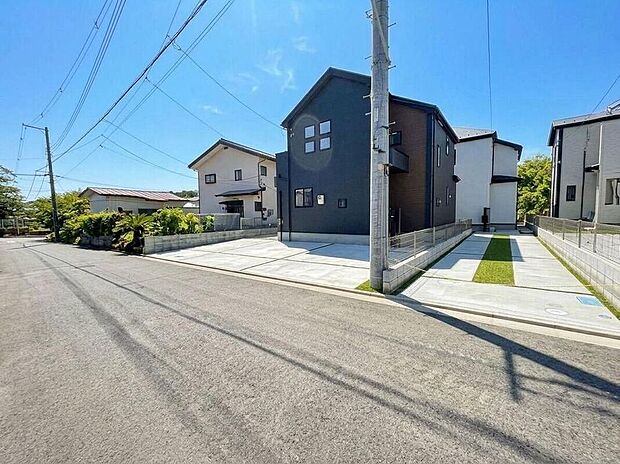 青空に映えるモダンな外観デザインが目を引く住まいです。広々とした駐車スペースは、複数台の車を停められ、毎日の送り迎えや来客時にも便利です。
