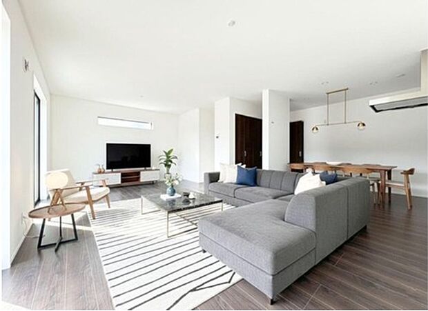 【リビング】明るい陽光が降り注ぐ広々リビングは、お子様がのびのびと遊べる快適空間。家族の絆を深める、心地よい時間が流れます。※家具等CG加工があります。