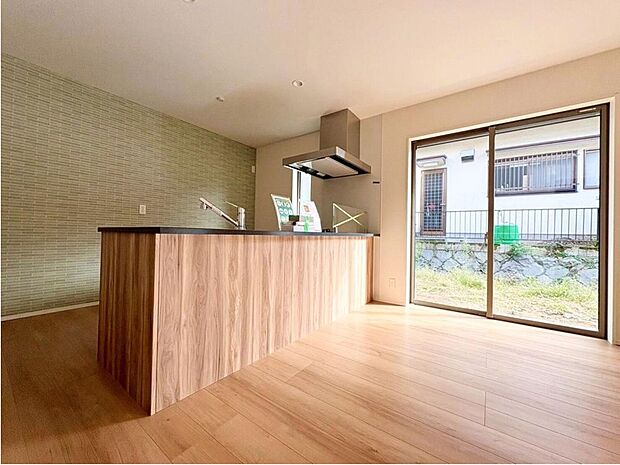 【同形状・同仕様写真(キッチン)】※【類似内観同仕様】施工例のため分譲中の内観とは形状・仕様が異なります。
キッチンからリビングが見渡せてお子様を見守りながらお料理を楽しめます!