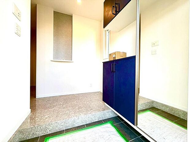 【玄関】新しい毎日を彩る、明るく広々とした玄関です。大容量のシューズボックスと姿見で、家族のお出かけ準備もスムーズに、いつも気持ちよく出発できます。