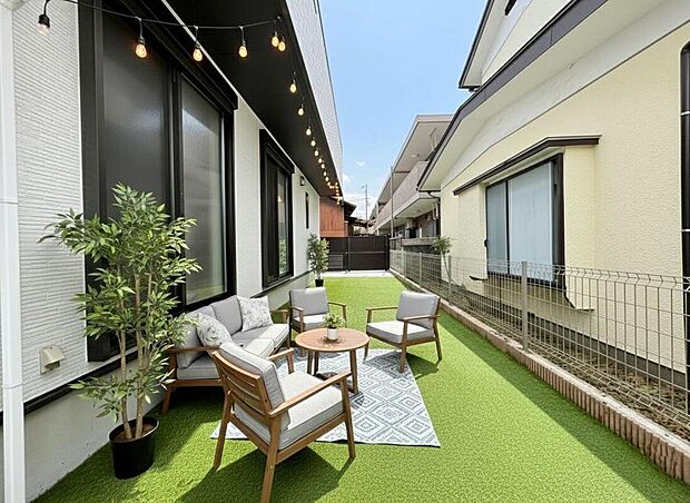 【【お庭】※家具等CG加工があります。】休日に家族でBBQをしたりいろいろ楽しめそうです。小さなお子様のいるご家庭ではお子様の外遊びスペースにもいいですね。