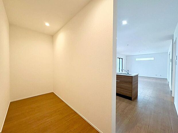 【【パントリー】】キッチン裏に広めのパントリーがあります。買い置き品を置いておくのにぴったりです。