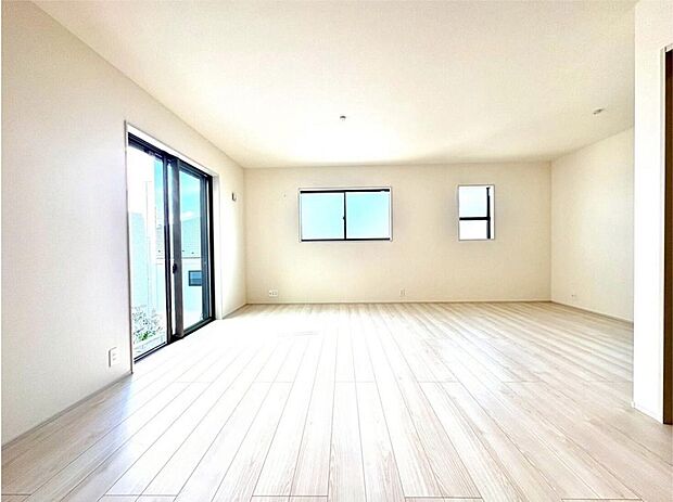 【リビング】明るい陽光が差し込むリビングに、ご家族の笑顔と会話が弾みますね。