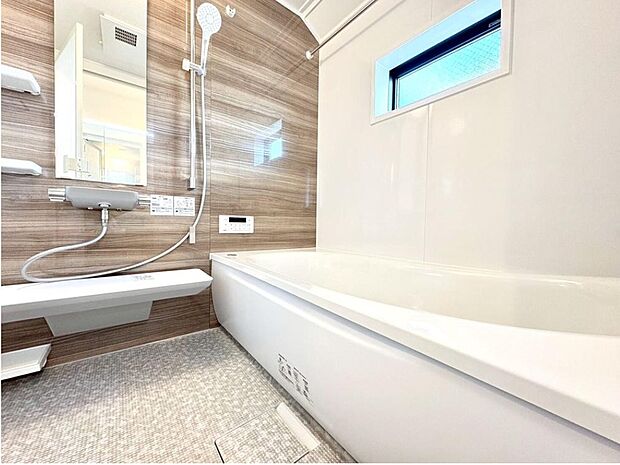 【浴室】広々とした浴室で日々の疲れをリフレッシュ!窓が付いていて換気も良好です!