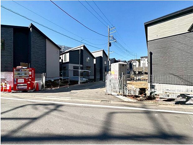 【前面道路含む現地写真】【外観】
駅まで徒歩10分!スーパーやコンビニが身近で毎日のお買い物もスムーズ♪