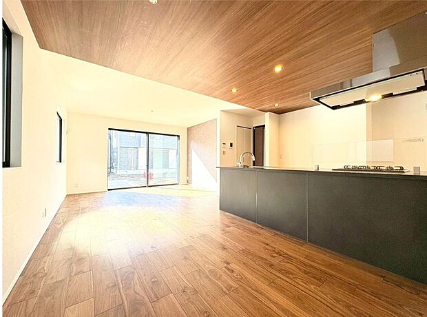 【リビング】明るい陽光が差し込むリビングに、ご家族の笑顔と会話が弾みますね♪