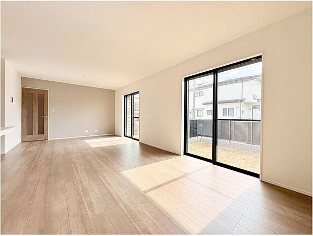 【リビング】陽光が降り注ぐ広々としたリビングは、家族のコミュニケーションを育む理想の空間。お子様がのびのびと過ごせる明るい住まいで、思い出を紡ぎませんか。